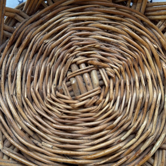 Vintage Yugoslavian Wicker 9.5” Rustic Rattan Round Hand Woven Fruit Basket - Picture 15 of 17